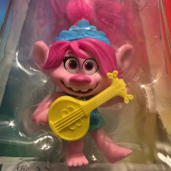 DreamWorks Trolls World Tour Poppy Troll Doll Hasbro 2019 Pink Hair Ukulele New - Picture 7 of 7